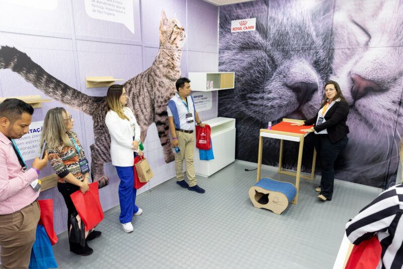 Veterinários no estande da Royal Canin na Pet Vet Expo